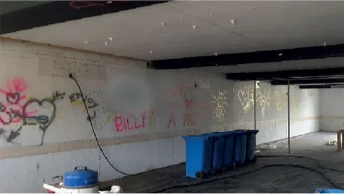 Etat du mur couvert de graffitis avant intervention.