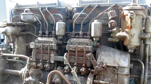 Moteur avec présence de rouille et de graisse.