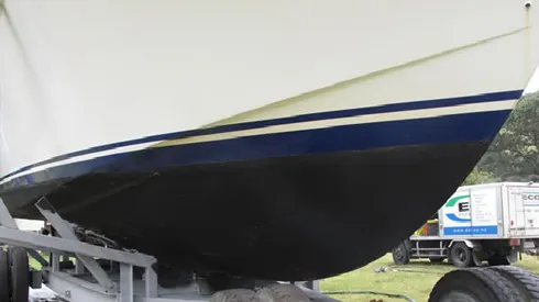 La même coque après le traitement antifouling.