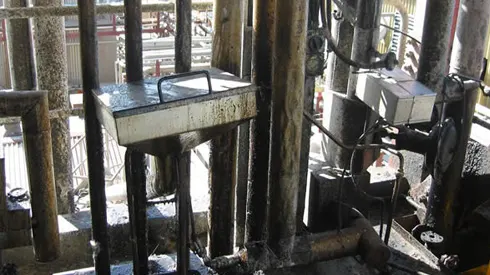 Conduits et tuyaux souillés par la graisse.
