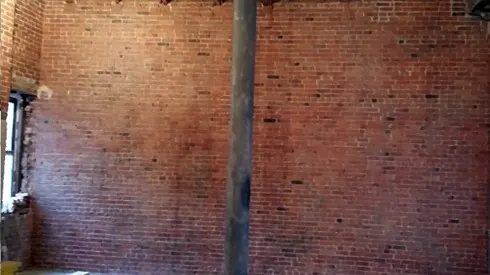 Le mur de brique restauré.