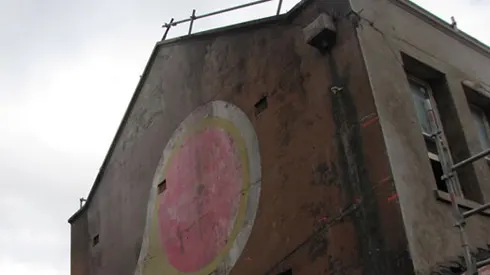 Mur pignon avec ancienne peinture.