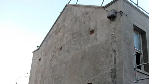 Enduit du mur décapé par sablage.