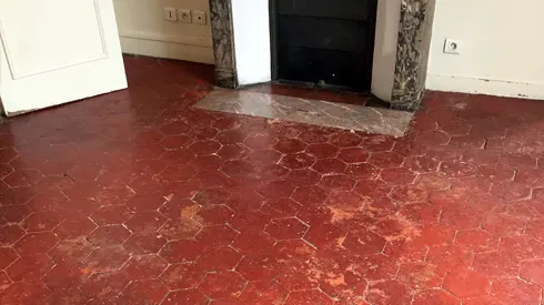 Les tomettes à peine visibles sous une couche de peinture.