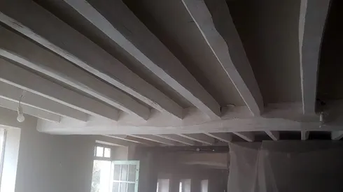 Ancienne peinture blanche au plafond.
